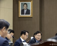 "尹 사진 소각하라"…전군 지휘관, 윤 전 대통령 파면 후속조치