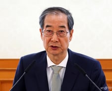 한덕수, 대통령실 참모 일괄 사표 반려…"국정 공백 발생하지 않도록"