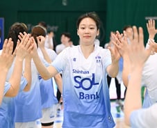 [단독] 신지현 신한은행 잔류! '미녀 에이스' 3년 계약... 최윤아 감독이 원했다