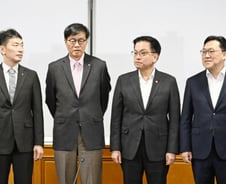 코스피 단독 구원투수된 '개미'…"경기 모멘텀 더 확인돼야"