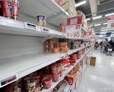 홈플 '벼랑 끝 세일' 계속…'이재용보다 부자' 김병주, 사재출연 언제?