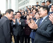 당대표 내려놓은 '지지율 1위' 이재명, 세 번째 도전서 대권 잡을까