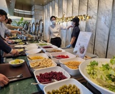 [르포] "리조트 온 줄 알았어"…밥 주는 이 아파트, 골프장에 영화관까지