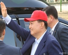 빨간 모자 받아 쓰고 관저 떠난 尹…지지자들 "윤 어게인" 외치며 오열도[르포]