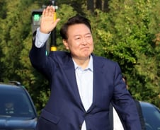 尹, 첫 재판서 혐의 부인 "몇시간짜리 내란 있나"…검찰, PPT로 설명