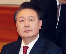 "전직 대통령 맞냐" 묻자 '끄덕'…82분간 쏟아낸 尹, 책상 내리치기도