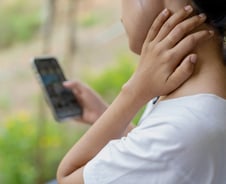 스마트폰 볼 때마다 3세 아이 목말 태우는 꼴…방치하면 폐활량도 '뚝'