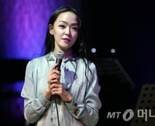 자우림 김윤아 앓는 '뇌 신경마비'…"눈꺼풀 처져도 의심을"