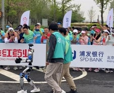 다리 풀리고 넘어져도…중국 로봇들이 달리기 시작했다[르포]