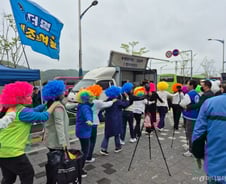 "이재명에 기대 커" "딸 데려왔어요"…민주당 영남 경선 가보니[르포]