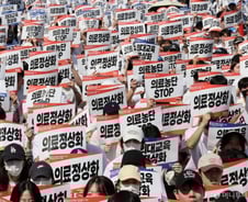 "의료개혁 전면 폐지"… 의사들 또 거리로