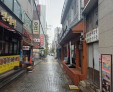 [르포]"매출 절반이 인건비…또 오르겠네요" 사장님들 한숨 '푹'