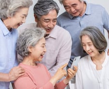 온종일 '정치 유튜브' 보는 어르신 "미디어 중독, 높은 자살률과 관련"