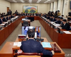 '홈플 이사회 MBK에 유리한 의사결정'...이복현 "조사해보겠다"