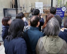 'SKT 대란' 첫날, 28만명 유심 교체…430만명 예약대기