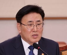 유상임 장관 "SKT 위약금 면제 여부 법무법인 3곳서 법률 검토 중"