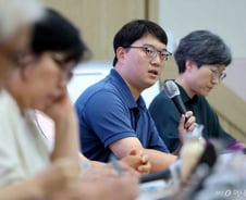 "투쟁 방향성 의문"…서울대 사직 전공의들, 사태 장기전에 균열 조짐