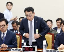 5월 8일 SKT 단독 청문회…"위약금 면제 질의"최태원 회장 출석 요구