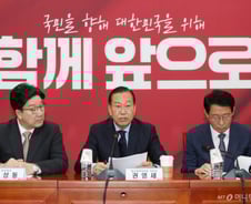 권성동 "20년 사용한 SKT 계약 해지…통신 소비자 보호 최우선"