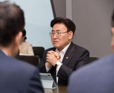 정부, SKT에 신규 가입 중단 행정지도…"유심부족 해소까지"