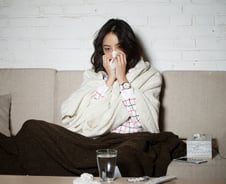 콧물 목 뒤로 넘어가는 '만성 후비루' 희소식…"이 치료, 70%에 효과"