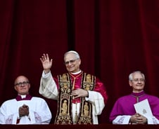 '미국 출신 첫 교황' 레오 14세, 첫 메시지…"모두에게 평화 있길"