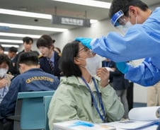 [르포]감염병 유입 큐코드로 '신속 철벽방어'…김해공항검역소 가보니