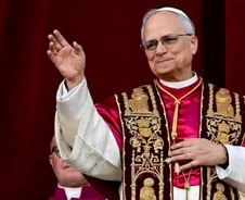 전임 교황이 피했던 붉은 제의…레오 14세 행보의 세 가지 시그널