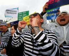 "희망고문 그만"…탄력 잃은 '문신사법' 수갑 찬 문신사들, 절규