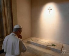 교황 레오 14세, 프란치스코 묘소 찾아…즉위 후 첫 외부 일정