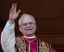 [IT썰] 손목에 설마 애플워치?…'미국인 교황' 레오 14세 또 파격