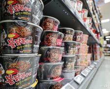 해외서도 '불닭' 없어서 못팔아…삼양식품, 120만원 돌파 '신고가'