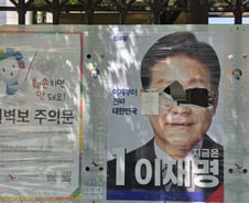 [단독]"후보 눈 부위 찢어져"…선거벽보 보던 시민이 신고