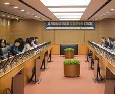 "안정된 연구환경, 일관적이고 과감한 인재 정책으로"