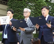 SKT 해킹 사건 '1인당 100만원' 손해배상 청구 소송…잇따른 법적 공방