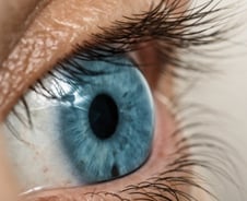 희뿌연 시야, 나이 탓만 하다간 큰일…이 환자, 수술 타이밍 놓친다