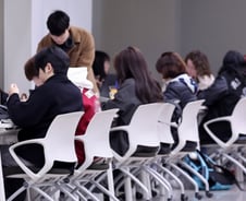 [IT썰] "AI로 경력직 선호 심해져"…빅테크 신입 채용 25%↓