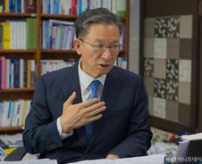 '38년 지기' 정성호 "불의 못 참는 청년 이재명, 지금도 비슷"[인터뷰]