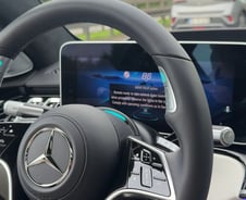 시속 95㎞로 운전하며 영화 보고 책 읽고...'벤츠 더 뉴 S-클래스'[시승기]