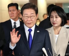 '차분한' 이재명 "위대한 결정에 경의를"…김혜경 여사와 자택 나서