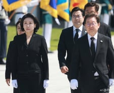 이재명 대통령·김혜경 여사, 현충원 참배…"국민이 주인인 나라"
