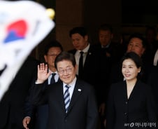 "너무 눈물나요"...축하 건네는 시민들에 큰 하트 그린 이재명 대통령