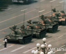 탱크 행렬 막아선 흰셔츠 사나이…'저항·자유' 메시지 남기고 어디에[뉴스속오늘]