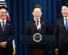 '새벽 6시21분' 시작된 이재명 대통령의 숨가쁜 첫 날…다시 오른 봉황기