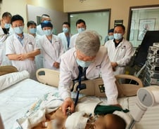 中 의사 2만명이 봤다…서울아산병원, 칭화대 초청 '생체 간이식' 집도