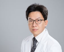 인공관절 수술 직후 '걷기 운동' 괜찮나? "혈전 예방·관절 회복에 필수"