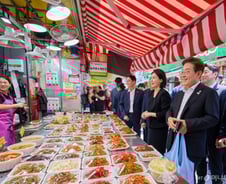 물가체감 나선 이재명 대통령...고공행진 '식품·외식물가' 안정세 주목
