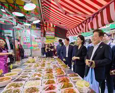이재명 대통령, 김혜경 여사와 장바구니 들고 깜짝 시장행···경호처 '진땀'