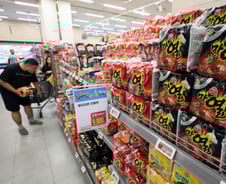 라면값 2000원에 놀란 李정부…물가 관리에 나선다