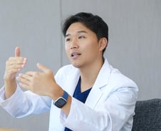 로봇팔 '하나'로 연 갑상선암 수술 신세계…"환자도 '통증 없다' 신기해해"